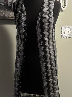 No Boundaries Black Top with Pink Size Tag